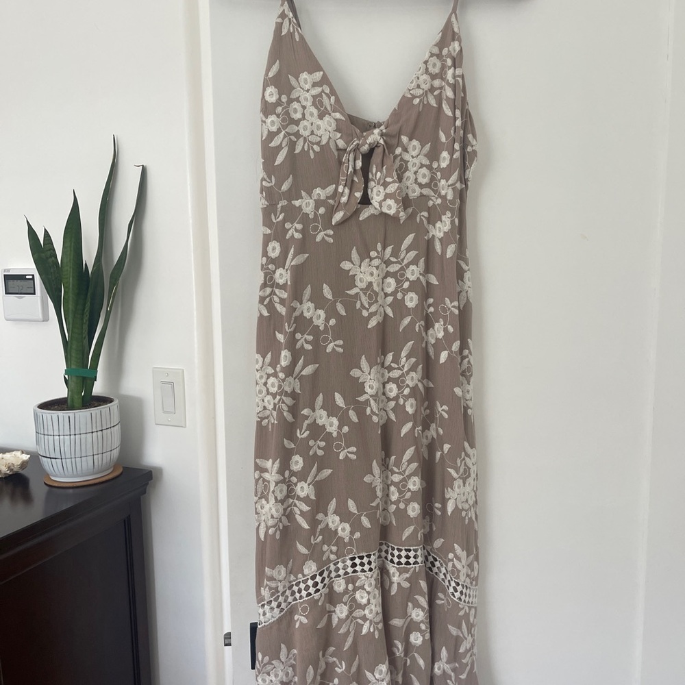ASTR The Label Taupe and White Floral Midi Dress